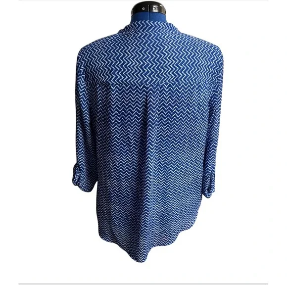 MAURICES Women's Blue White "Chevron Style"Top Blouse Tunic Size Large - Picture 3 of 9